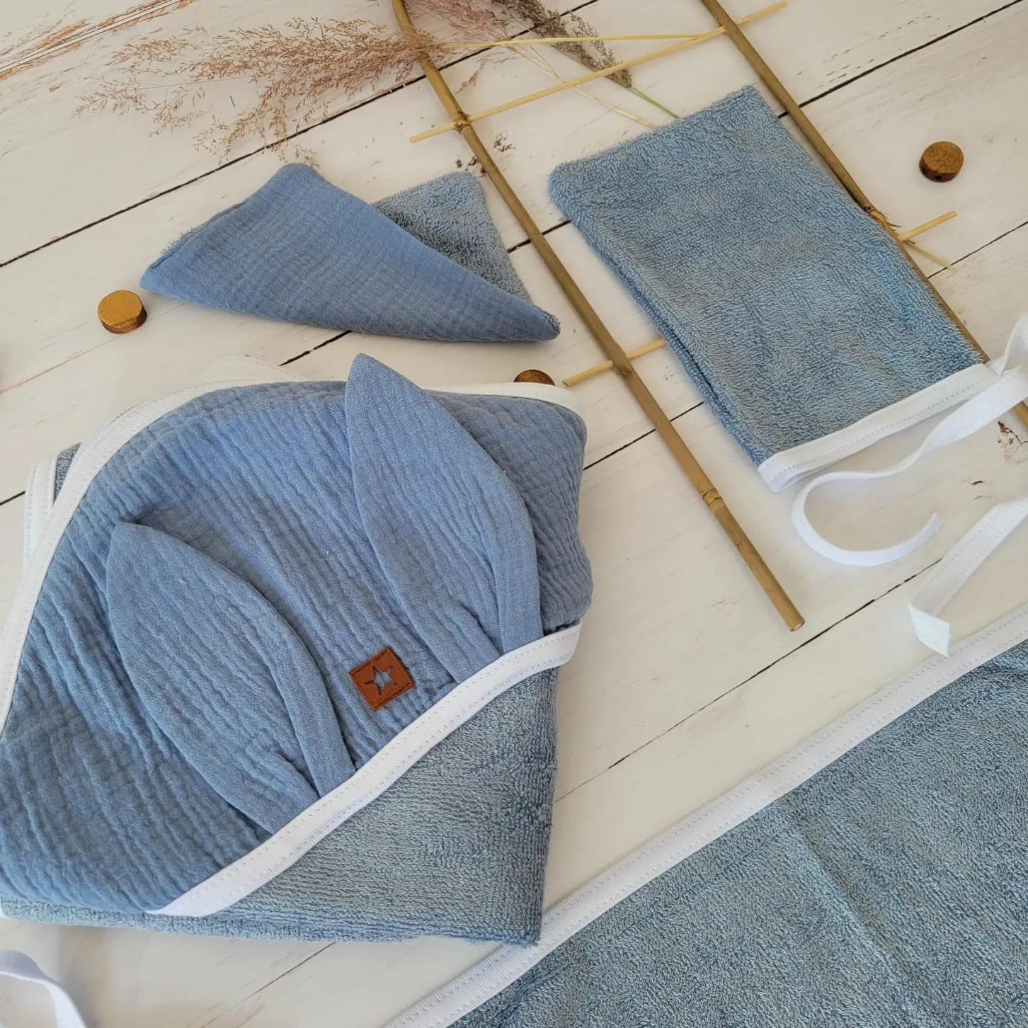 Bambusowy komplet kąpielowy dla niemowlaka: okrycie, ręczniczek oraz myjki - jeans