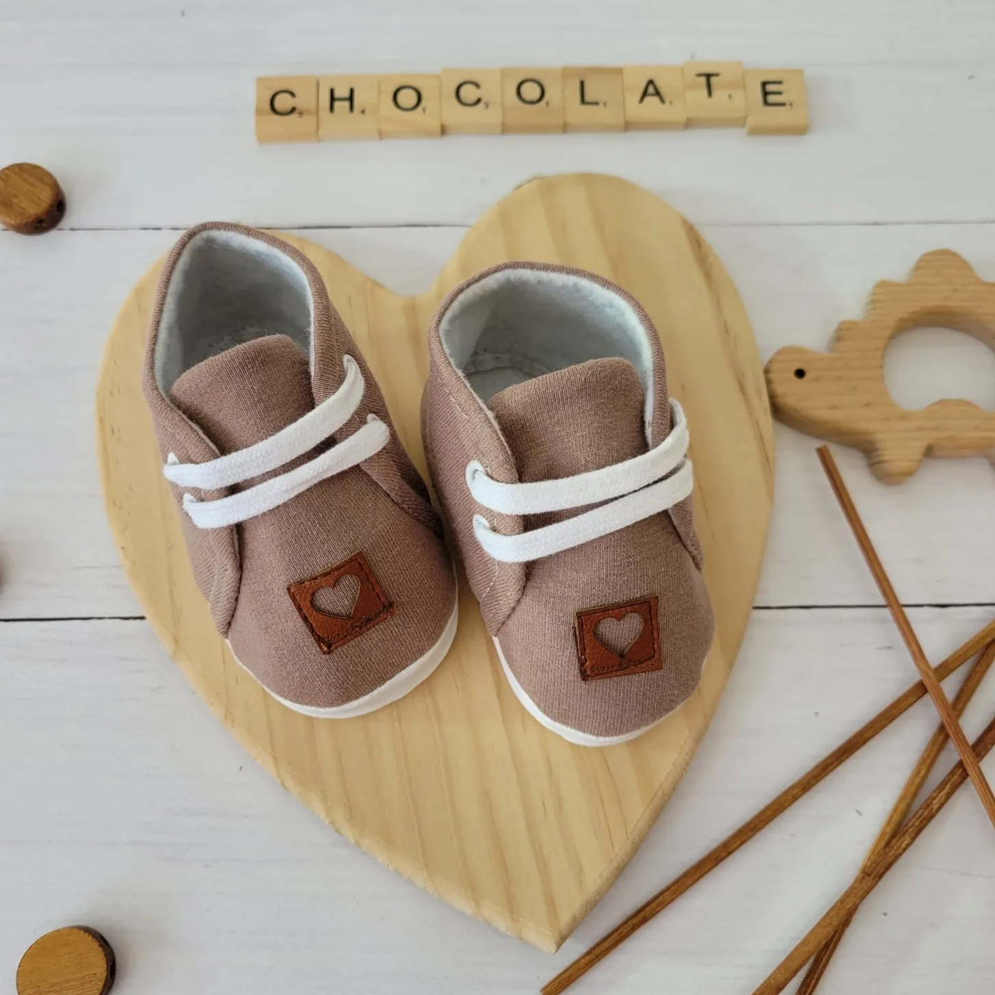 Buciki niemowlęce wiązane dresowe wkładka 9-12cm czekoladowe