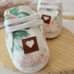 Buciki niemowlęce wiązane dresowe wkładka 9-12cm kwiaty ecru