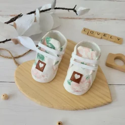 Buciki niemowlęce wiązane dresowe wkładka 9-12cm kwiaty ecru