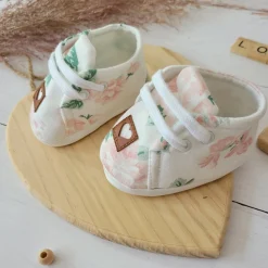 Buciki niemowlęce wiązane dresowe wkładka 9-12cm kwiaty ecru