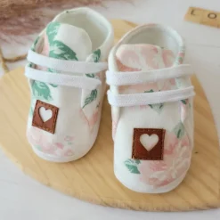 Buciki niemowlęce wiązane dresowe wkładka 9-12cm kwiaty ecru