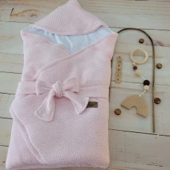 Ciepły rożek becik włóczkowy unikalny wiązany różowy