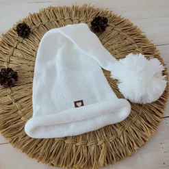 Czapka niemowlęca włóczkowa na sesje z pomponem biała