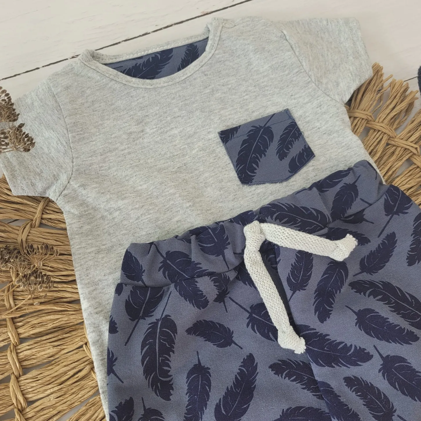 2 cz bawełniany komplet na lato tshirt+spodenki szare+piórka ostatnie sztuki 56, 68