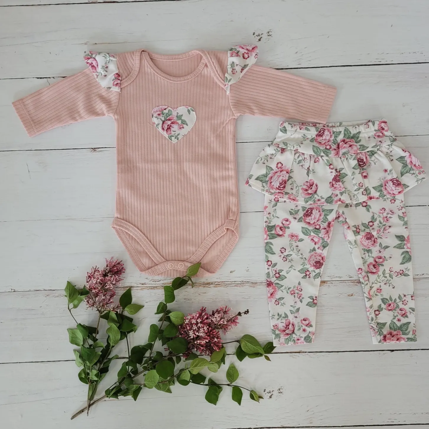 2 cz komplet body + legginsy ze spódniczką w kwiaty brudny róż 56-86