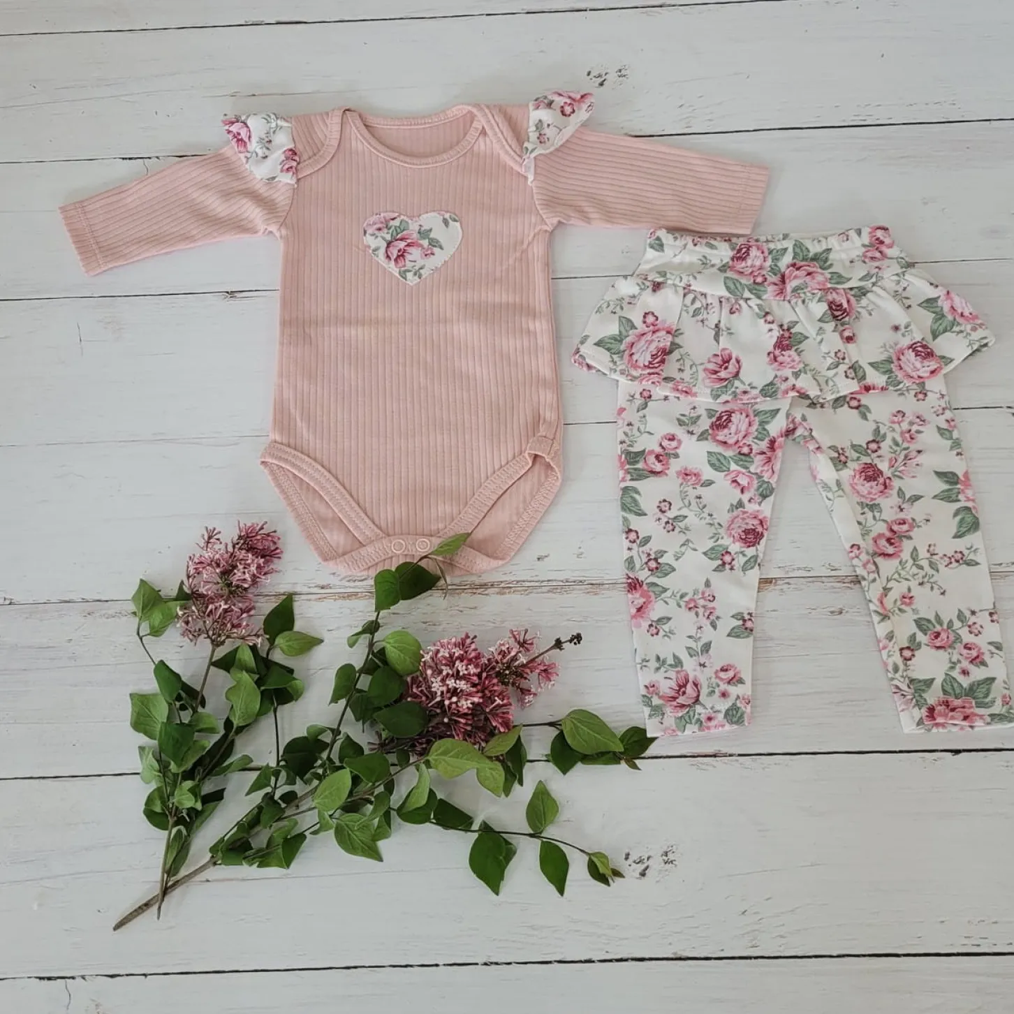 2 cz komplet body + legginsy ze spódniczką w kwiaty brudny róż 56-86