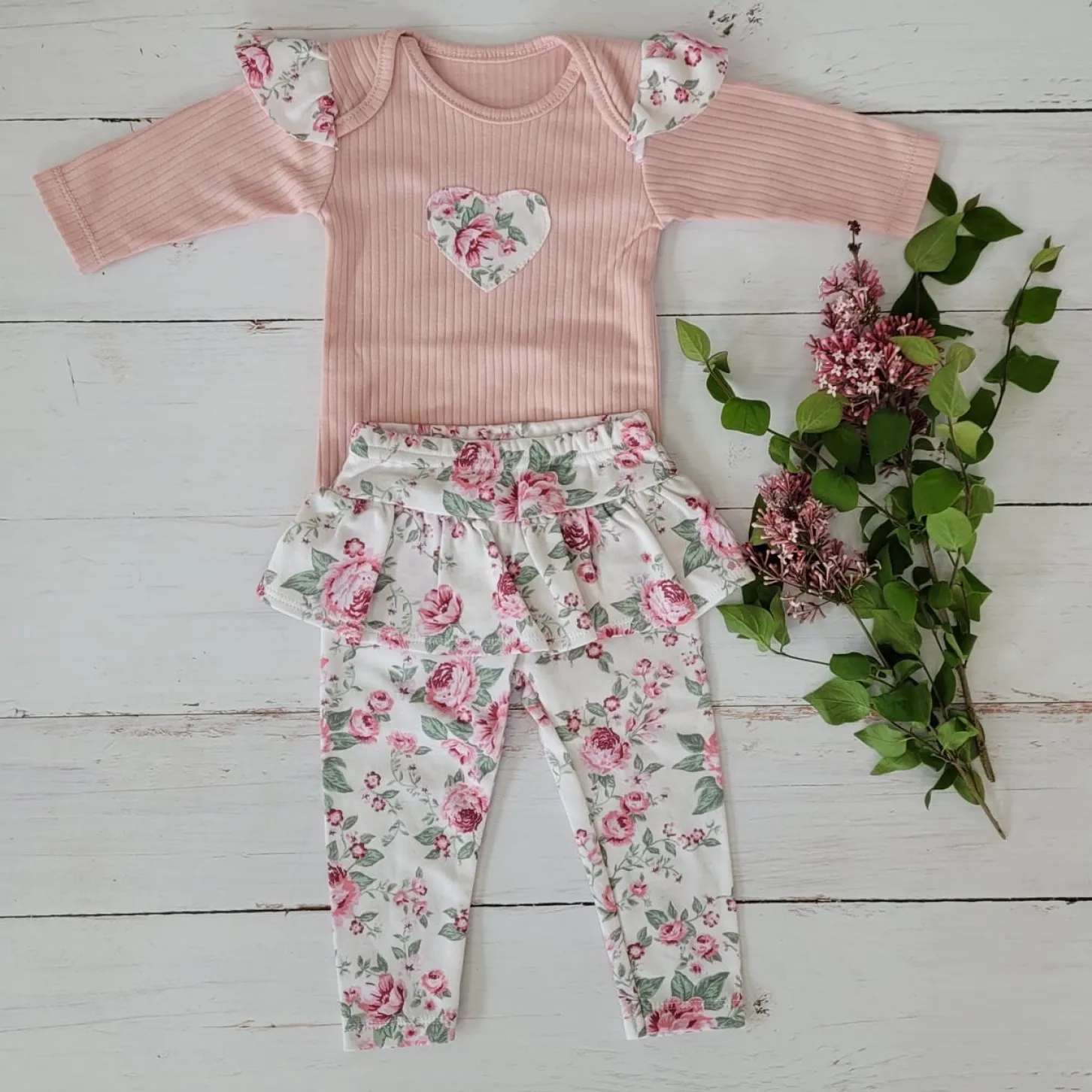 2 cz komplet body + legginsy ze spódniczką w kwiaty brudny róż 56-86