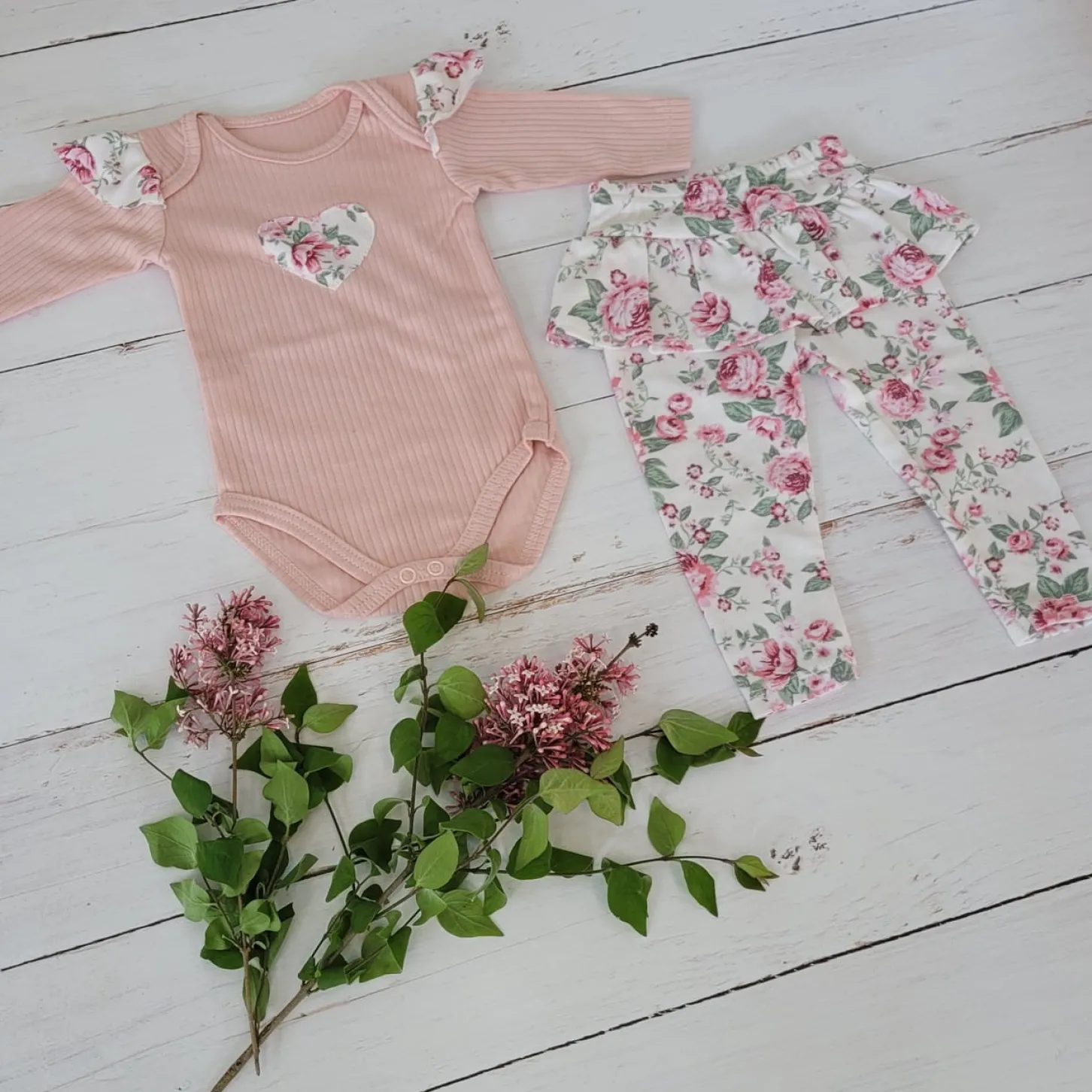 2 cz komplet body + legginsy ze spódniczką w kwiaty brudny róż 56-86
