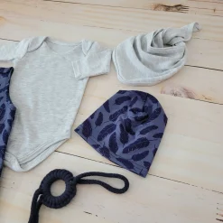 4cz komplet body + spodnie + czapka + chustka 56-86 piórka