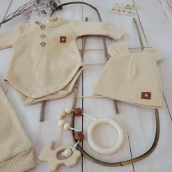 3cz komplet prążkowany body+spodnie+czapka 56-86 beżowy