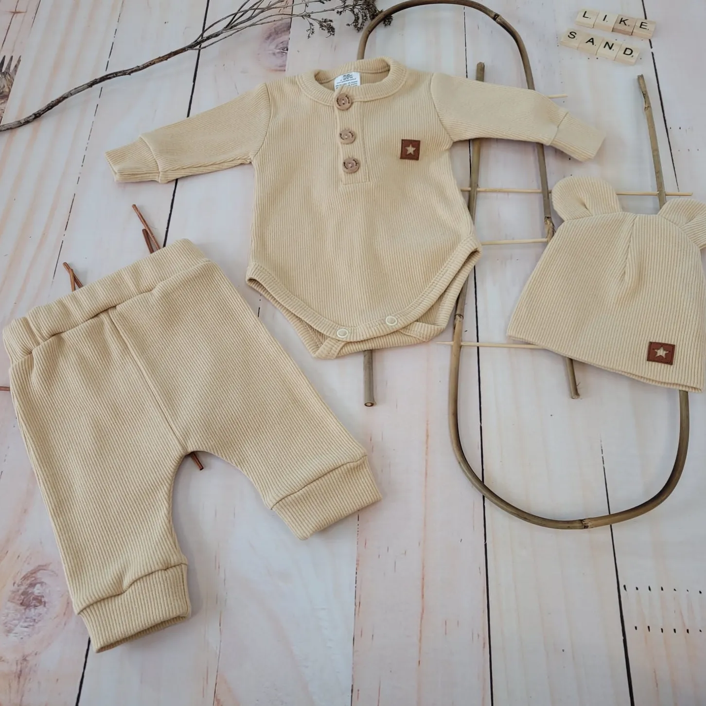 3cz komplet prążkowany body+spodnie+czapka 56-86 beżowy