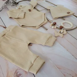 3cz komplet prążkowany body+spodnie+czapka 56-86 beżowy
