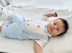 4cz muślinowy komplet body + spodnie na szelkach+ czapka + muszka 56-86 błękit