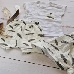 3 cz muślinowy komplet tshirt + spodenki + czapka 56-98 piórka