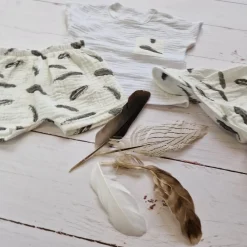 3 cz muślinowy komplet tshirt + spodenki + czapka 56-98 piórka