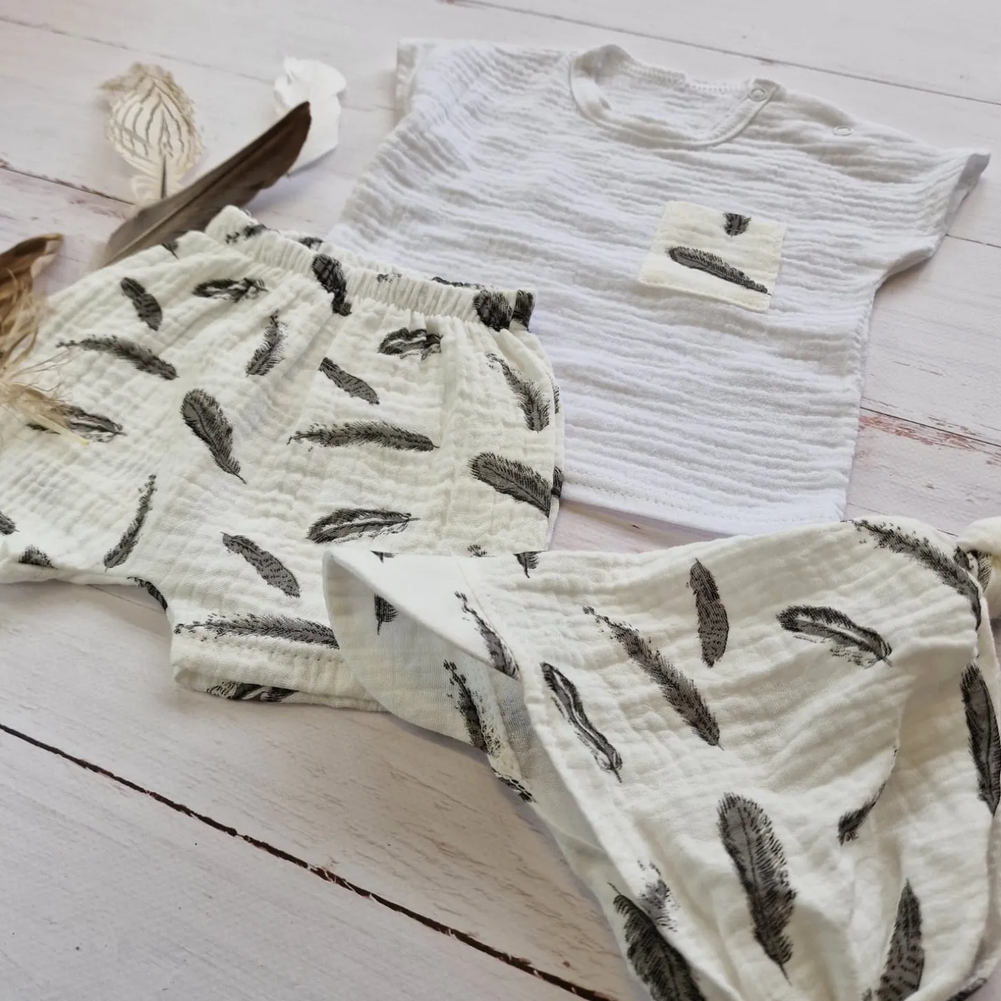 3 cz muślinowy komplet tshirt + spodenki + czapka 56-98 piórka