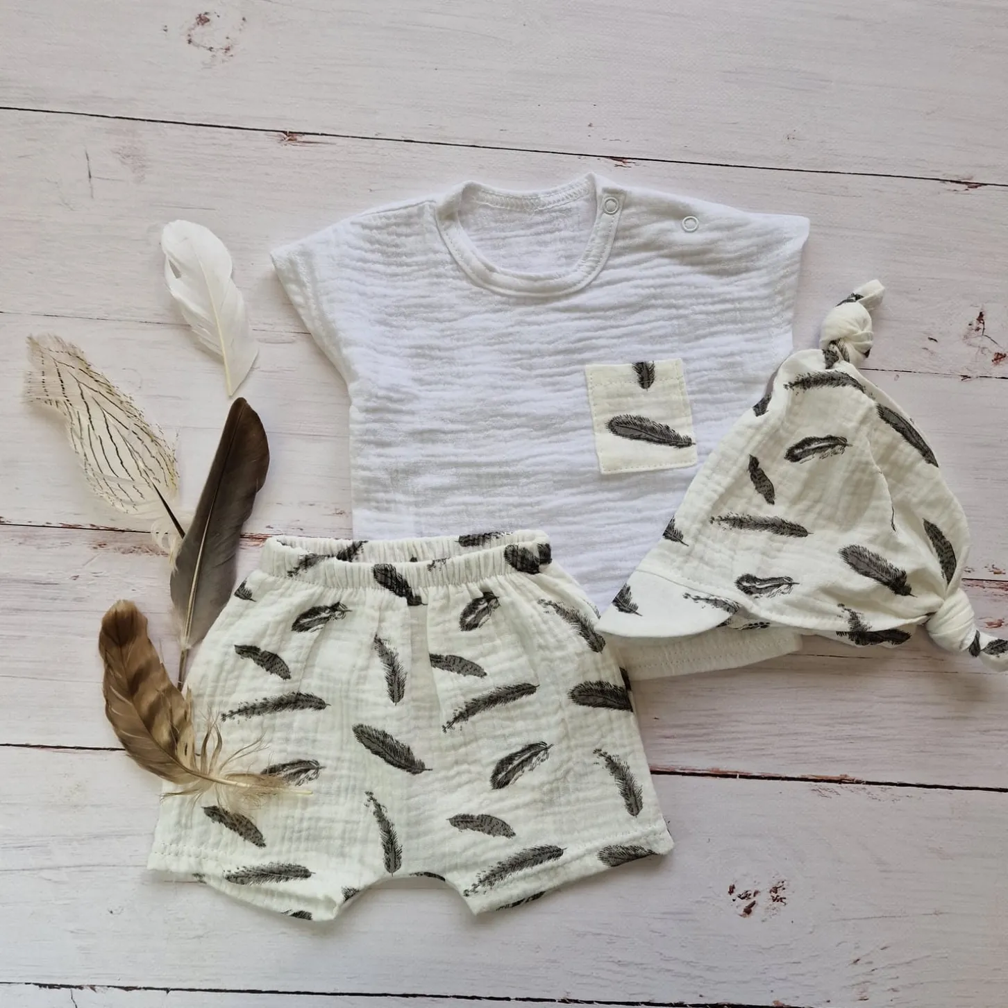 3 cz muślinowy komplet tshirt + spodenki + czapka 56-98 piórka