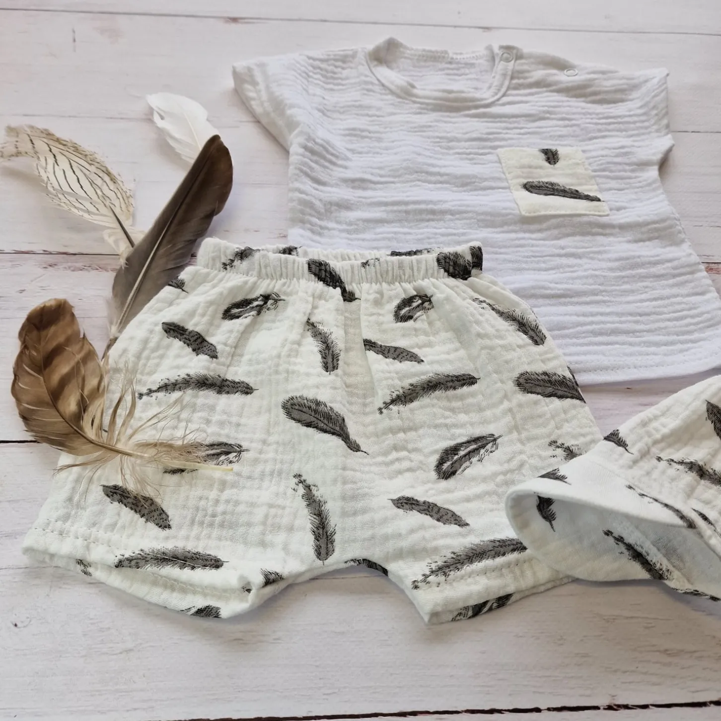 3 cz muślinowy komplet tshirt + spodenki + czapka 56-98 piórka