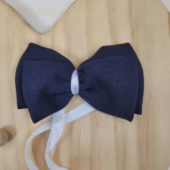 Elegancka muszka niemowlęca tkanina wiązana granatowo-biała