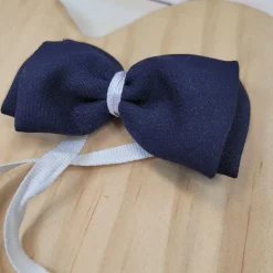 Elegancka muszka niemowlęca tkanina wiązana granatowo-biała