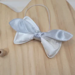 Elegancka muszka niemowlęca tkanina biała z szarą ozdobą