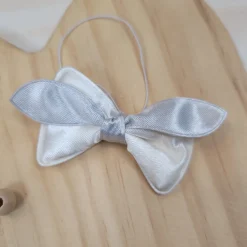 Elegancka muszka niemowlęca tkanina biała z szarą ozdobą