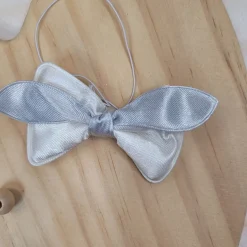 Elegancka muszka niemowlęca tkanina biała z szarą ozdobą