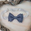 Elegancka muszka niemowlęca tkanina zapinana, regulowana szara