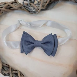 Elegancka muszka niemowlęca tkanina zapinana, regulowana szara