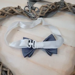 Elegancka muszka niemowlęca tkanina zapinana, regulowana szara