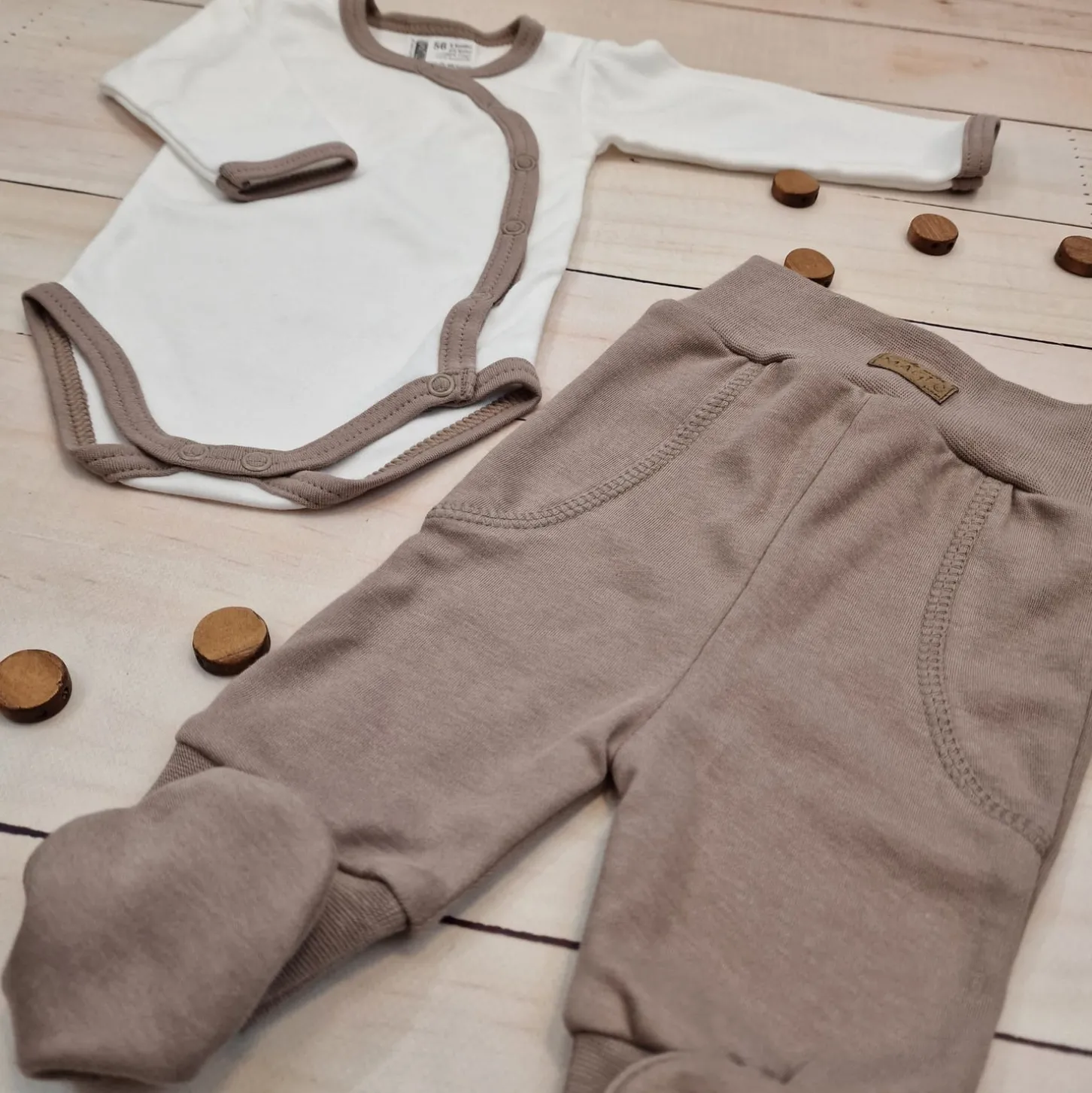 KAZUM 2 cz komplet niemowlęcy body+półśpiochy sweet choco ostatnie sztuki 50