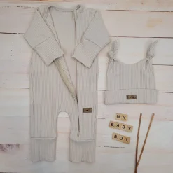 KAZUM 2 cz komplet rampers rozsuwany na zamek do samego dołu + czapka, dla chłopca 56-68 beige charm