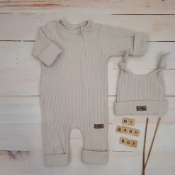 KAZUM 2 cz komplet rampers rozsuwany na zamek do samego dołu + czapka, dla chłopca 56-68 beige charm