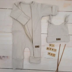 KAZUM 2 cz komplet rampers rozsuwany na zamek do samego dołu + czapka, dla chłopca 56-68 beige charm