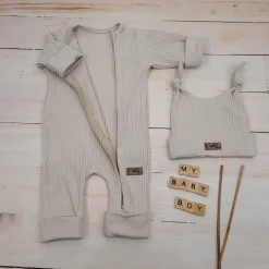 KAZUM 2 cz komplet rampers rozsuwany na zamek do samego dołu + czapka, dla chłopca 56-68 beige charm