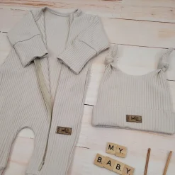 KAZUM 2 cz komplet rampers rozsuwany na zamek do samego dołu + czapka, dla chłopca 56-68 beige charm