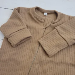 KAZUM 2 cz komplet rampers rozsuwany na zamek do samego dołu + czapka, dla chłopca 56-68 caffe mokka