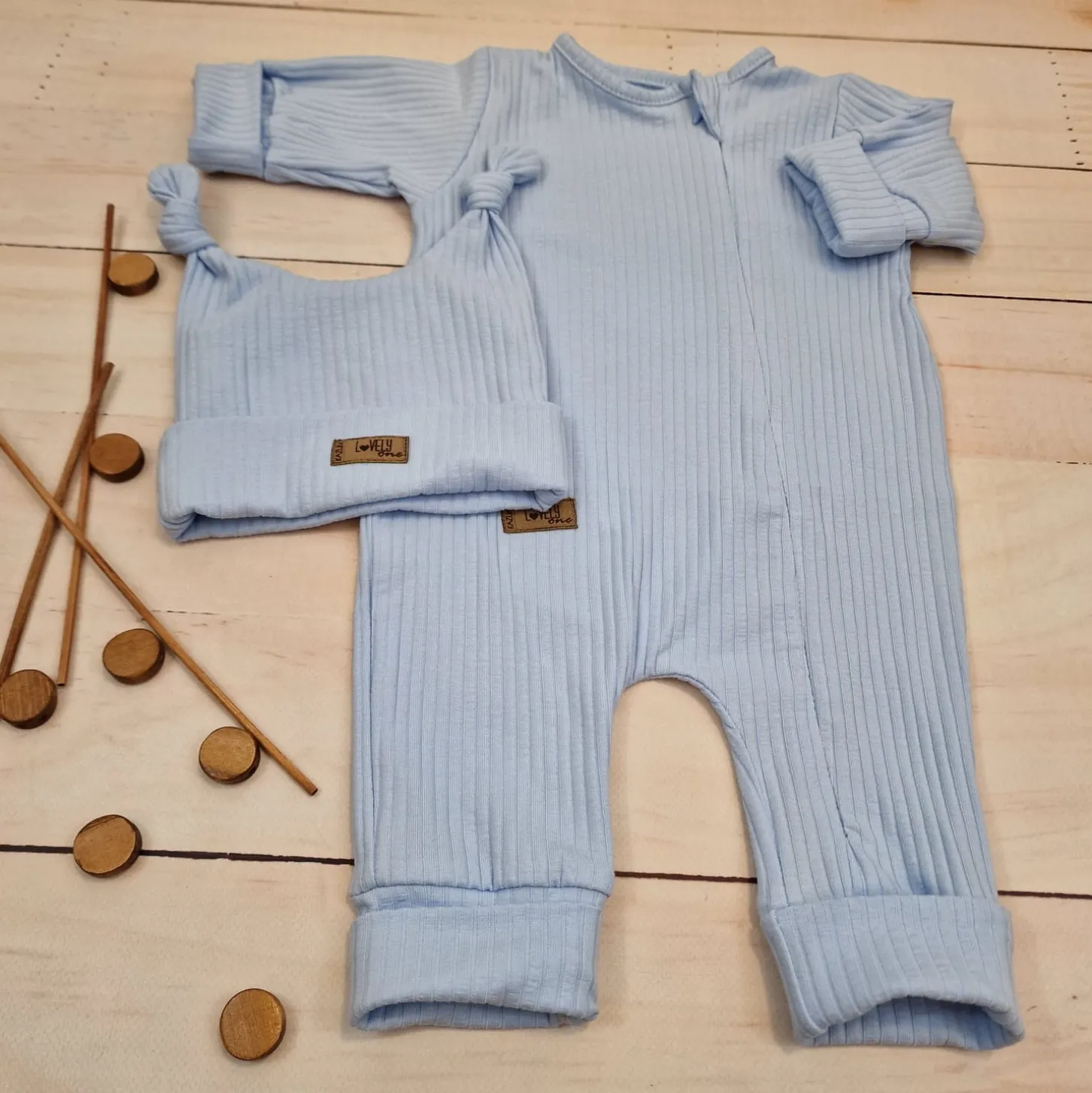 KAZUM 2 cz komplet rampers rozsuwany na zamek do samego dołu + czapka, dla chłopca 56-68 baby blue