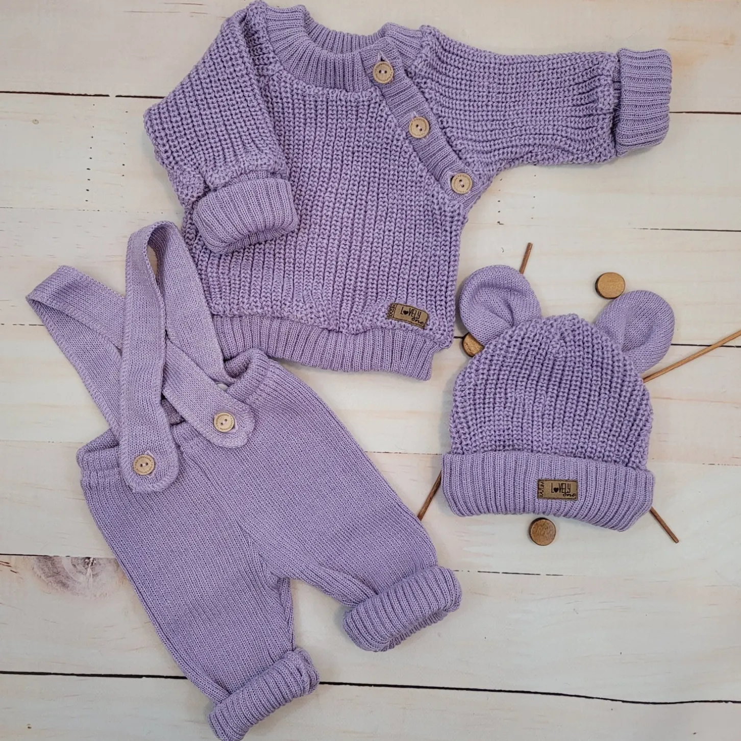 KAZUM 3 cz komplet Sweterek włóczkowy dziergany+legginsy włóczkowe na szelkach+czapka 56-86 sweet lila