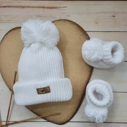 KAZUM 2 cz komplet włóczkowy czapka+buciki rozmiar 56-86 coconut