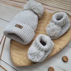 KAZUM 2 cz komplet włóczkowy czapka+buciki rozmiar 56-86 cappuccino