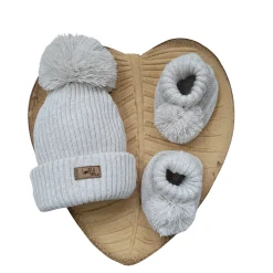 KAZUM 2 cz komplet włóczkowy czapka+buciki rozmiar 56-86 cappuccino