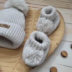 KAZUM 2 cz komplet włóczkowy czapka+buciki rozmiar 56-86 cappuccino