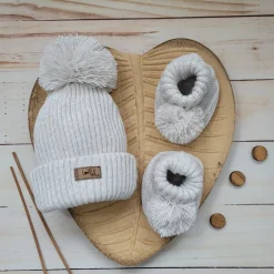 KAZUM 2 cz komplet włóczkowy czapka+buciki rozmiar 56-86 cappuccino