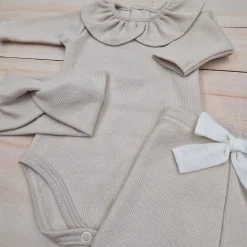 KAZUM 3 cz piękny komplet prążkowany body z kołnierzykiem+legginsy z kokardką 56-86 SAND CLOUD