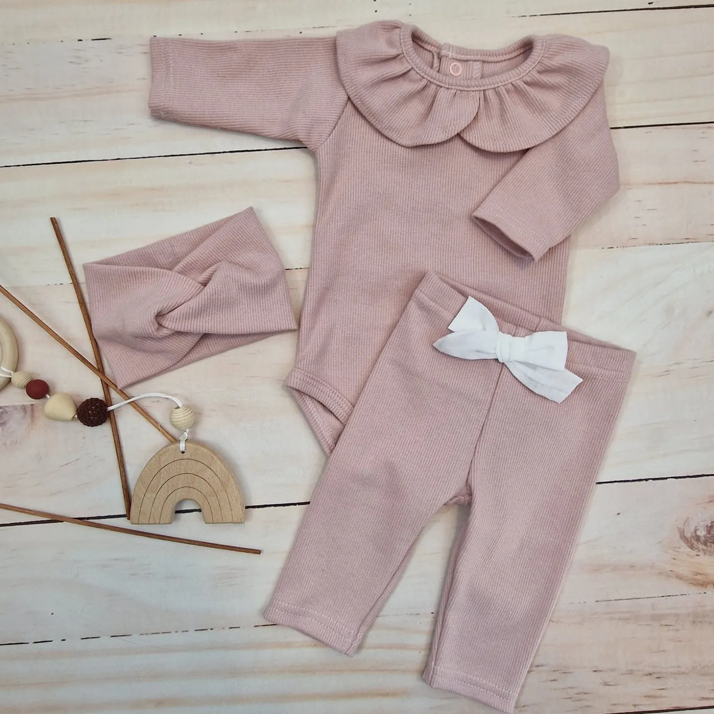 KAZUM 3 cz piękny komplet prążkowany body z kołnierzykiem+legginsy z kokardką 56-86 CORAL PINK