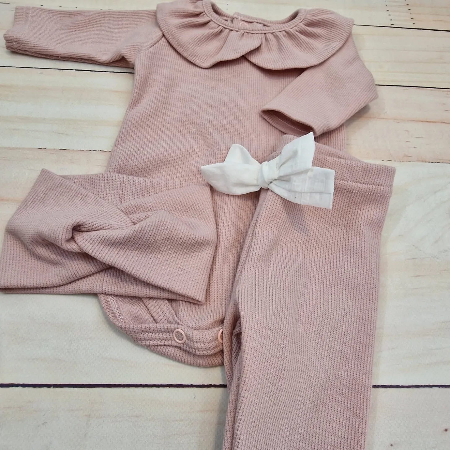 KAZUM 3 cz piękny komplet prążkowany body z kołnierzykiem+legginsy z kokardką 56-86 CORAL PINK