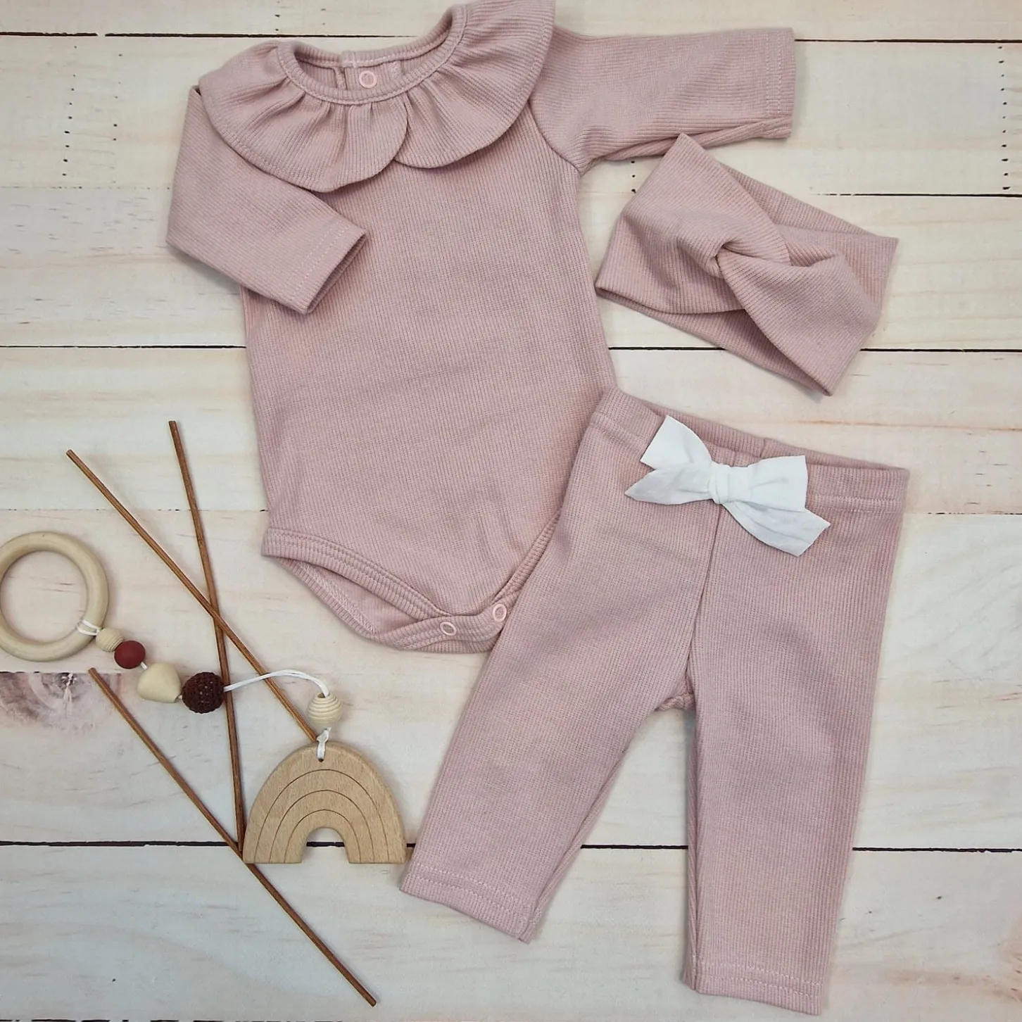 KAZUM 3 cz piękny komplet prążkowany body z kołnierzykiem+legginsy z kokardką 56-86 CORAL PINK