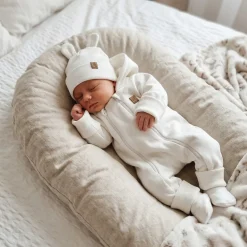 KAZUM Kombinezon z ocieplanej dresówki bez stóp + czapka + buciki 56-86 ivory